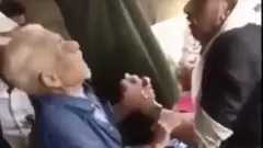 شاهد.. رجل مسن ينهار بعد...