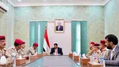 العليمي يجتمع بقيادات الجيش في...
