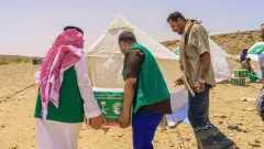 مركز سعودي يدشن توزيع مساعدات...