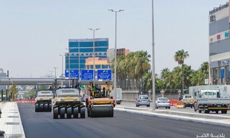 بدء أعمال سفلتة طريق الأمير سلطان وشارع الثلاثين في الخبر