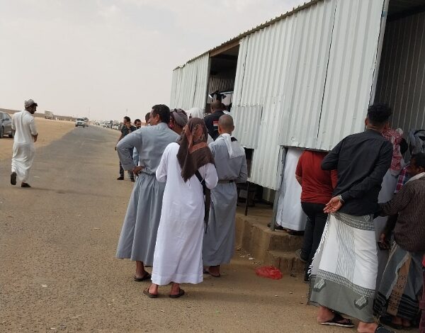 منفذ الوديعة يتصدر كواحد من أكثر  المنافذ البرية تخلفا وفسادا في العالم .. ارباح بالمليارات لا يعرف مصيرها والعابرون  يحترقون بلهيب الشمس خلال إجراءات العبور