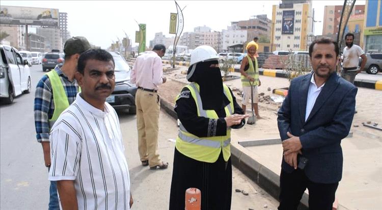 الوكيل الزامكي يتفقد مشروع إعادة تأهيل وسفلتة طريق جولة السفينة - الكثيري