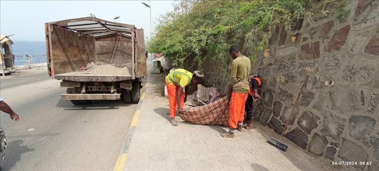 بتوجيهات الشعبي مديرعام التواهي تنفيذ حملة برش للشوارع الرئيسية بالمديرية