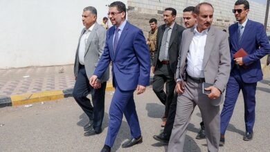 رئيس الوزراء يتابع في زيارة مفاجئة لجوازات كريتر مستوى تنفيذ التوجيهات بتسهيل معاملات المواطنين