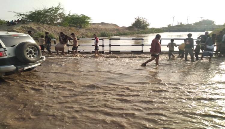 السيول المتدفقة تهدم منازل مواطنين وتضرر مزارعين بخنفر