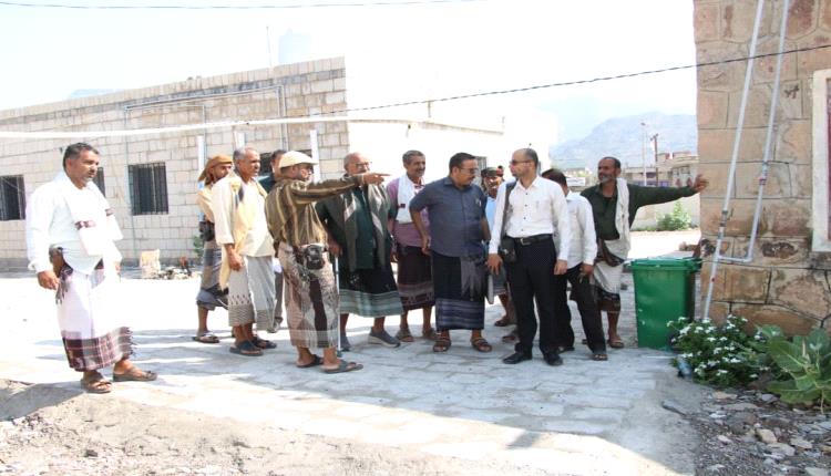 بمعية عضو الجمعية الوطنية قاسم حمود الحماطي..مدير عام حالمين يفتتح مشروع رصف ساحة المستشفى