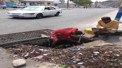 عدن.. صندوق النظافة بصيرة يواصل رفع المخلفات المتراكمة بممرات السيول