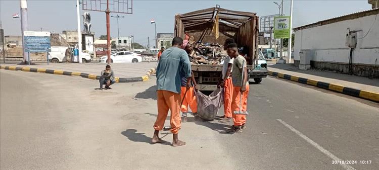 حملة نظافة شاملة تغير وجه المديرية بتوجيهات من مدير عام مديرية التواهي