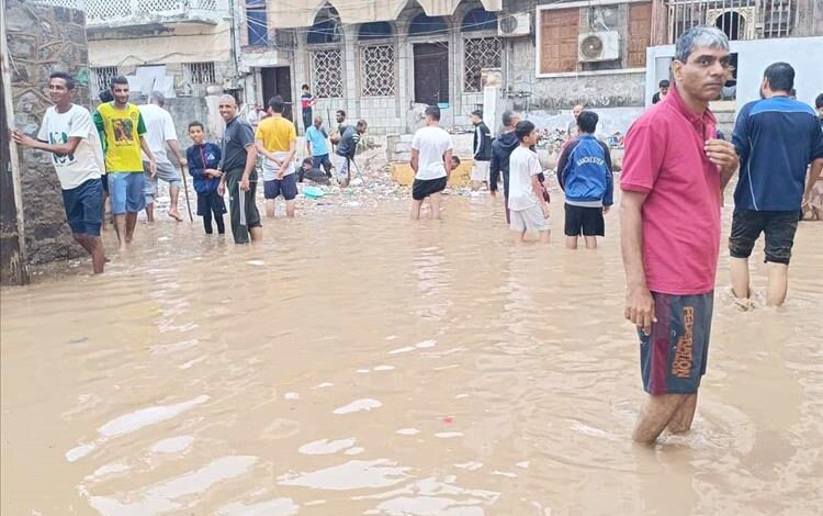 شاهد بالفيديو.. مياه الأمطار تُغرق شوارع عدة بكريتر