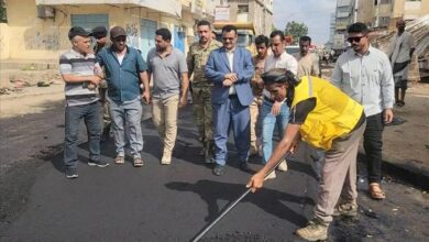 مدير عام المنصورة يدشن أعمال الأسفلت في شارع الحريش - تقاطع كورنيش المرشدي