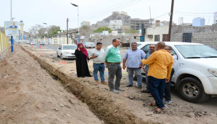 مدير مياه عدن يتفقد سير عمل مشروع إعادة تأهيل خط مياه الفتح بالتواهي