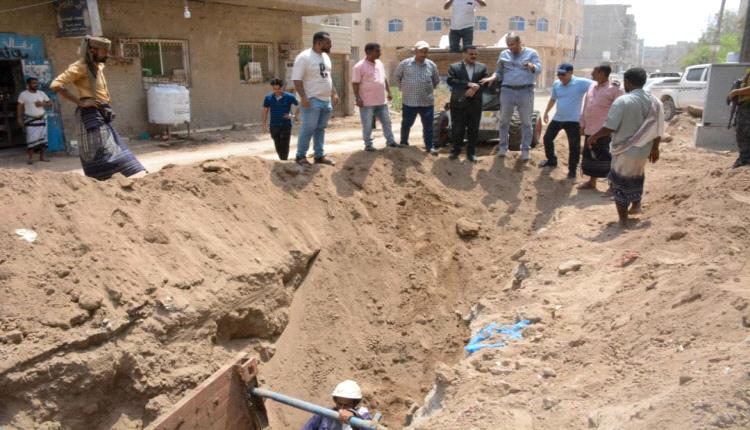 باخبيرة والداؤودي يتفقدان مشروع انشاء شبكة صرف صحي في بلوك 10 " حي الصمود" بمديرية المنصورة بعدن