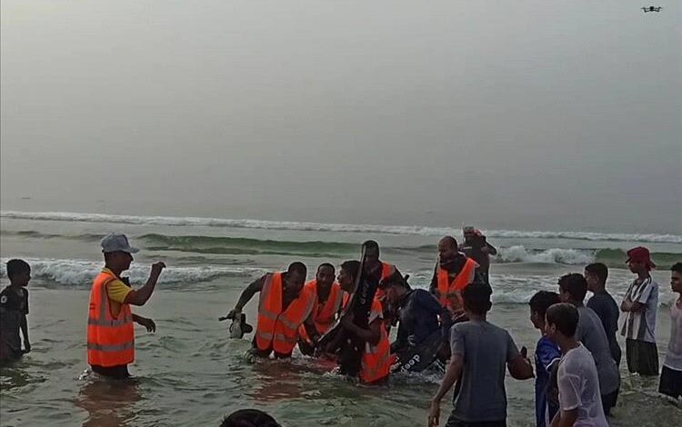 جمعية غواصي حضرموت تدشن عملها التطوعي في موسم البلدة لإنقاذ مرتادي الشواطئ (صور)