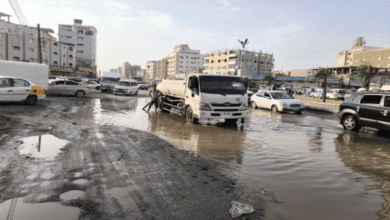 صندوق النظافة عدن يباشر بشفط مياه الأمطار