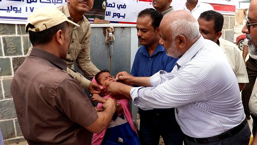 محافظ الحديدة يدشن الحملة الوطنية الاحترازية للتحصين ضد مرض شلل الأطفال