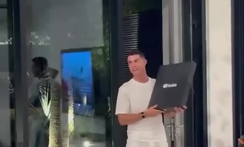 كريستيانو يحتفل بالدرع الذهبي من يوتيوب.. ويقدمه لأطفاله حتى يلعبوا به!  ronaldo youtube رونالدو