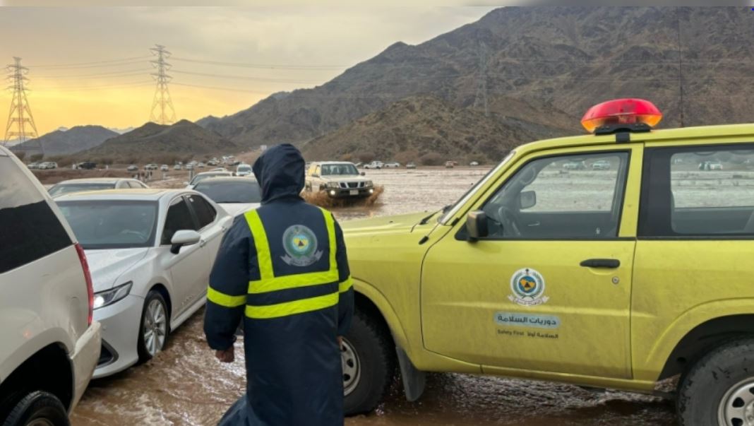 "الدفاع المدني" يحذّر من المجازفة بعبور الأودية أثناء الأمطار: ابقوا في أماكن آمنة