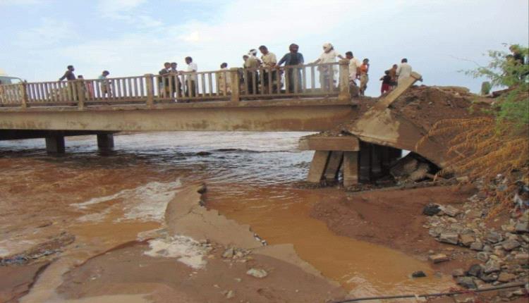 انهيار أحد الجسور في الحديدة نتيجة الأمطار