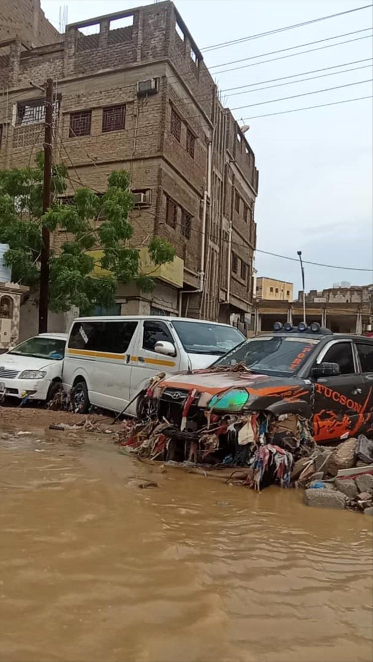 شاهد بالصور... للفيضانات التي اجتاحت شوارع المكلا