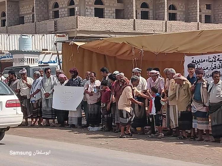 في وقفة احتجاجية .. أبناء ميفعة يطالبون مدير شرطة شبوة بالعدول عن قراره بتعيين مدير أمن من خارج المديرية