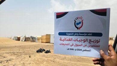 وطن التنموية تقدم وجبات غذائية لمتضرري السيول والفيضانات