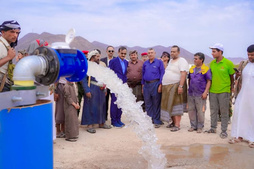 تدشين ضخ المياه من بئر جديدة في حقل العوش بعتق في شبوة