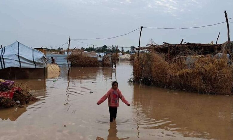 لجان الطوارئ بمأرب تباشر عملها في الانقاذ واصلاح الاضرار في الخدمات العامة جراء الامطار