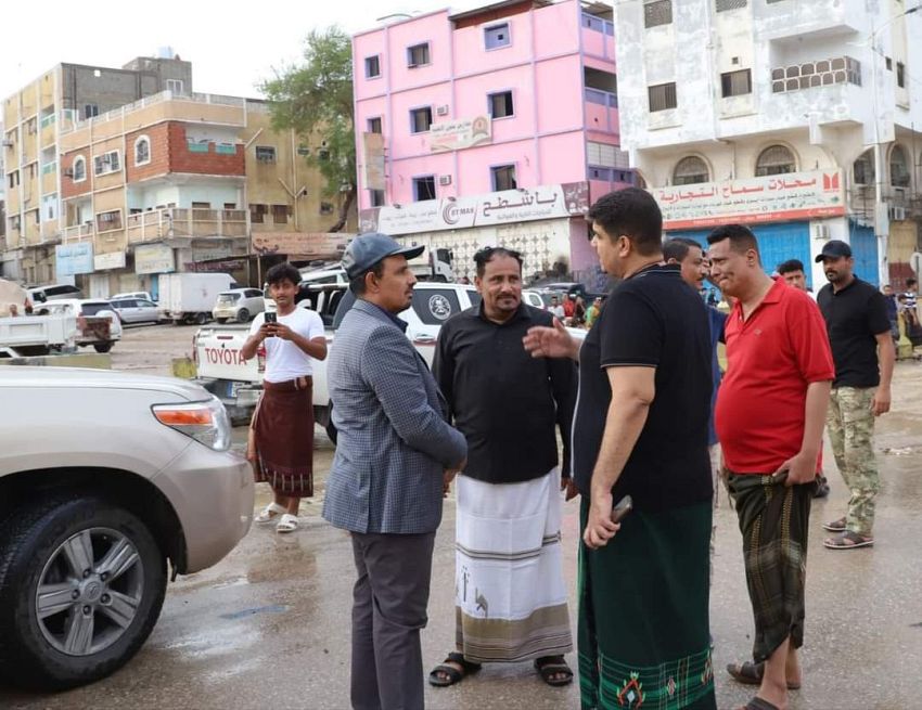 محافظ حضرموت يتفقّد أضرار الموجة المدارية في منطقة الديس بالمكلا