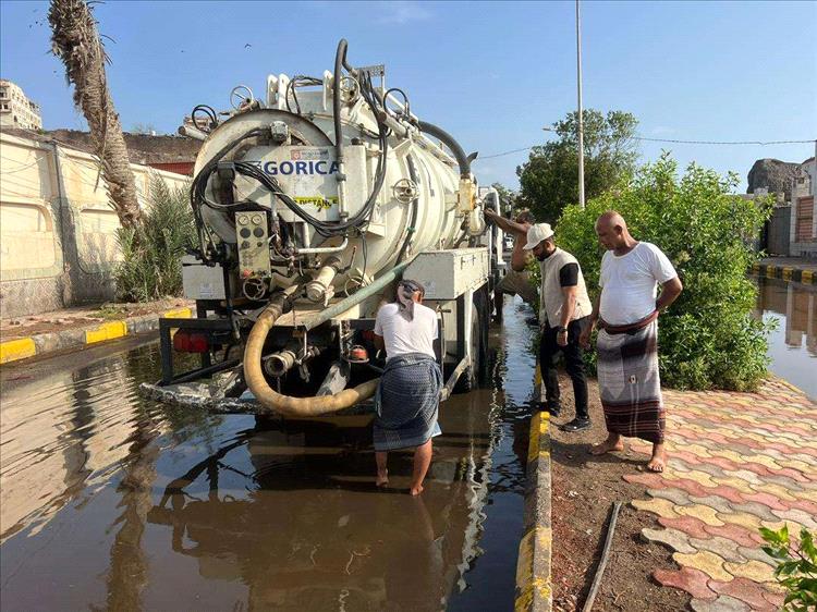 بن جرادي يشيد بجهود فريق الصرف الصحي بمديرية صيرة بعدن