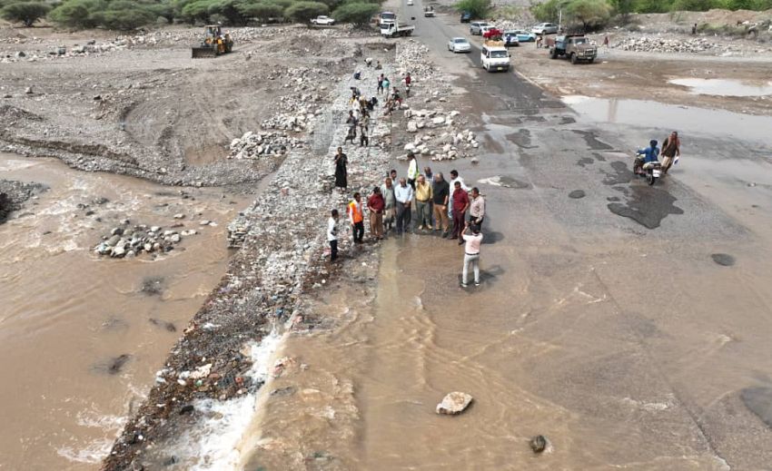 الماس يطلع على أعمال إصلاح أضرار السيول في جسر سائلة بله