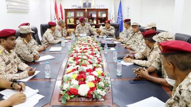 نائب رئيس هيئة الأركان يناقش التحضيرات لتدشين الدورة الـ 17 قيادة واركان في الأكاديمية العسكرية بعدن