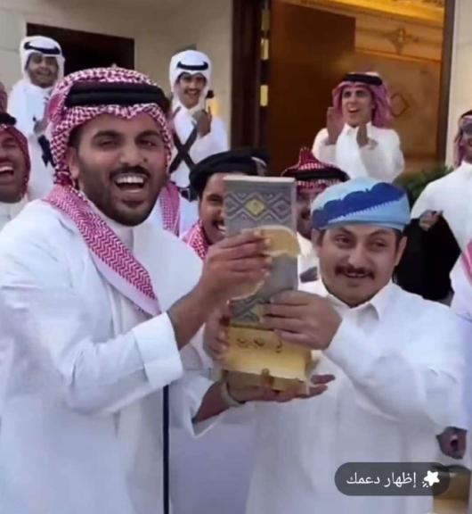 مشهور-سعودي-يكرم-عاملًا-يمنيًا-بمنحه-جائزة-مزايين-الإبل.-قصة-إنسانية-تثير-مواقع-التواصل