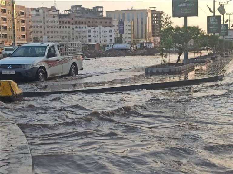 عدن-تغرق.-أمطار-غزيرة-تشل-حركة-المرور-في-خط-التسعين-بالمنصورة