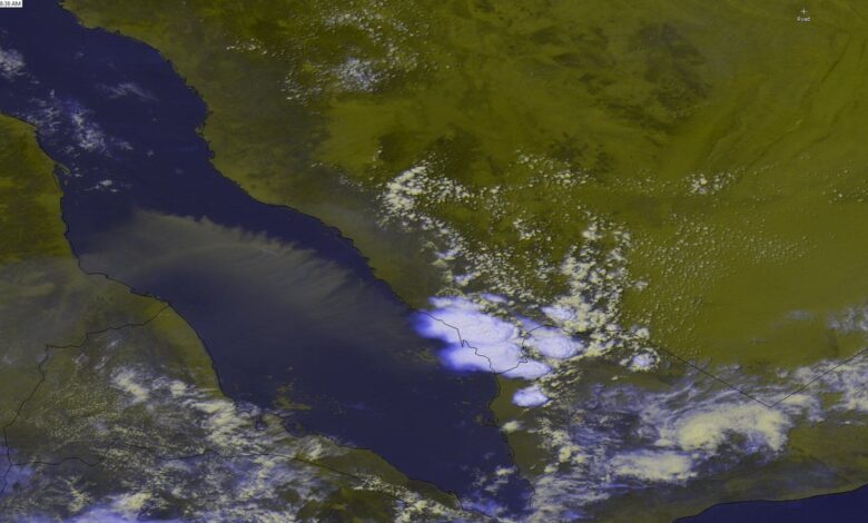 الإنذار المبكر ينبه 4 مناطق من غبار وأمطار رعدية تجري السيول