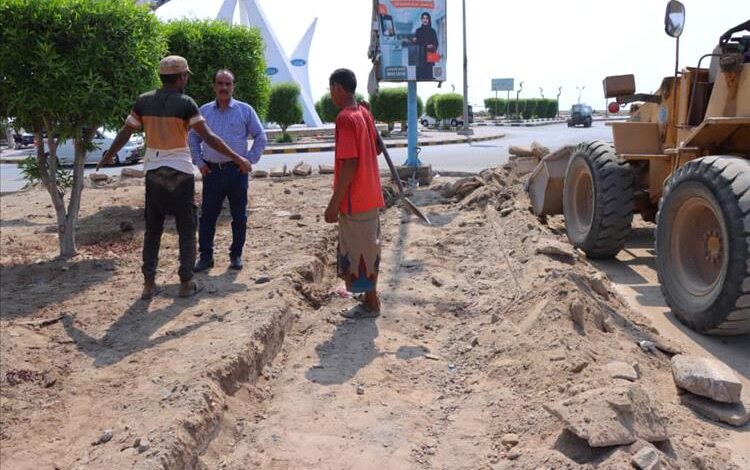 الزهري يتفقد العمل برصف الجزيرة الوسطية للشارع الرئيسي في العريش بخورمكسر