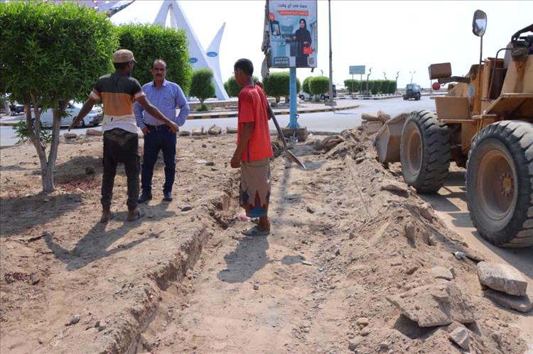 الزهري يتفقد العمل برصف الجزيرة الوسطية للشارع الرئيسي في العريش بخورمكسر