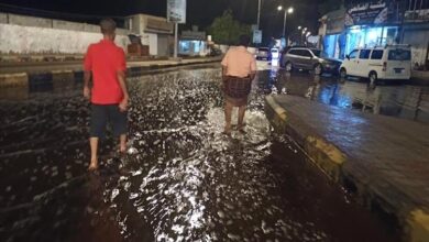 السلطة المحلية بمديرية خور مكسر تواصل مجابهة آثار المنخفض الجوي