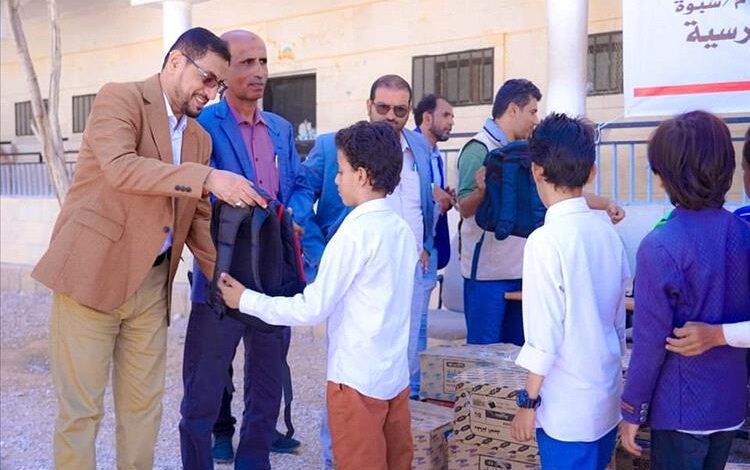 الوكيل لمروق يدشن مشروع الحقيبة المدرسية المقدمة من هيئة الهلال الأحمر الإماراتي