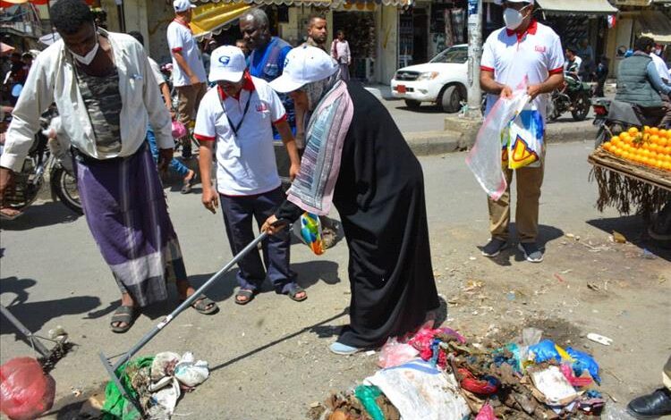 بإشراف الصندوق.. حملة يوم العطاء تنظف شارع التحرير الأعلى بتعز