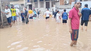 شاهد بالفيديو.. مياه الأمطار تُغرق شوارع عدة بكريتر