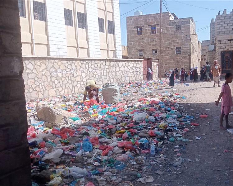 صورة وتعليق : العلم والقمامة في مكان واحد