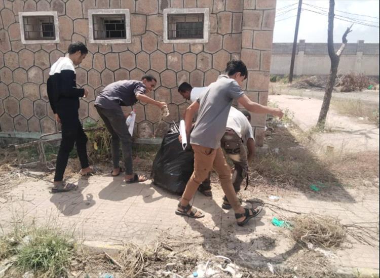 طلاب كلية ردفان الجامعية تنظم حملة نظافة لمساحات الكلية