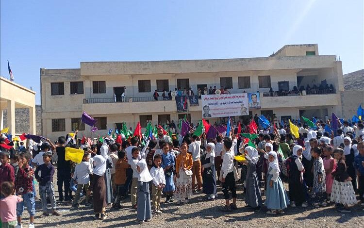 مدرسة الفقيد الحقبي بردفان تحتفي بذكرى أكتوبر بعرض كرنفالي رائع