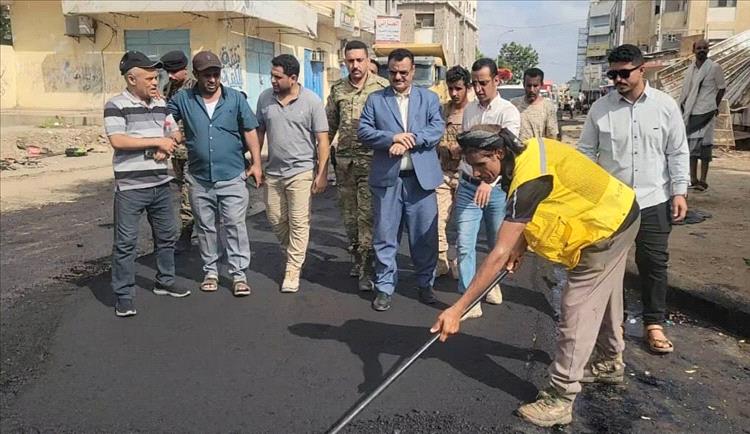 مدير عام المنصورة يدشن أعمال الأسفلت في شارع الحريش - تقاطع كورنيش المرشدي