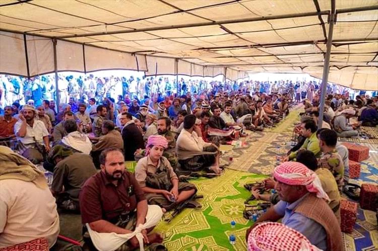 يتقدمهم المحافظ بن الوزير : تشييع مهيب لجثمان الشهيد القائد البطل/ أحمد محسن السليماني بشبوة