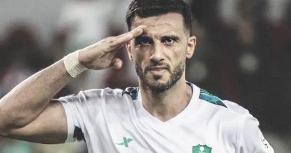 عمر السومة يرتدي قميص الاهلي السعودي مجددا