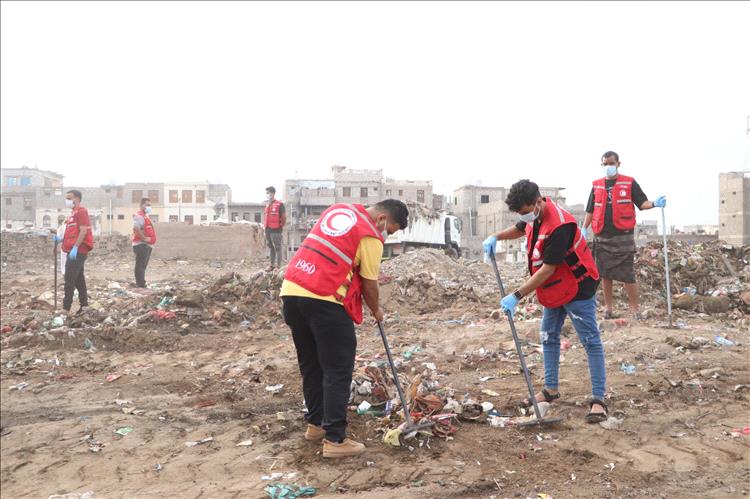 الهلال الأحمر اليمني بلحج ينظم حملة نظافة بمديرية الحوطة بلحج