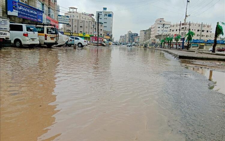 هطول أمطار شديدة الغزارة على عدن