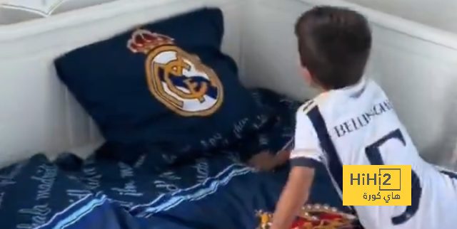 انبهار طفلين بتزيين الغرفة بأعلام ريال مدريد.. فيديو