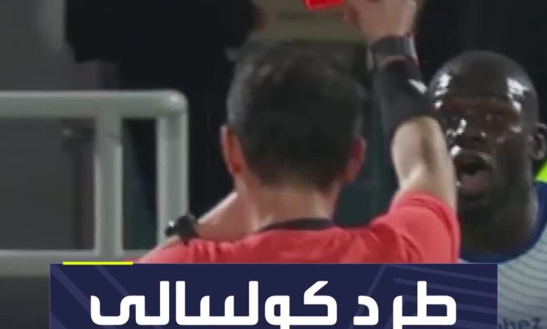 لحظة طرد كوليبالي مدافع الهلال أمام الشباب في دوري روشن السعودي